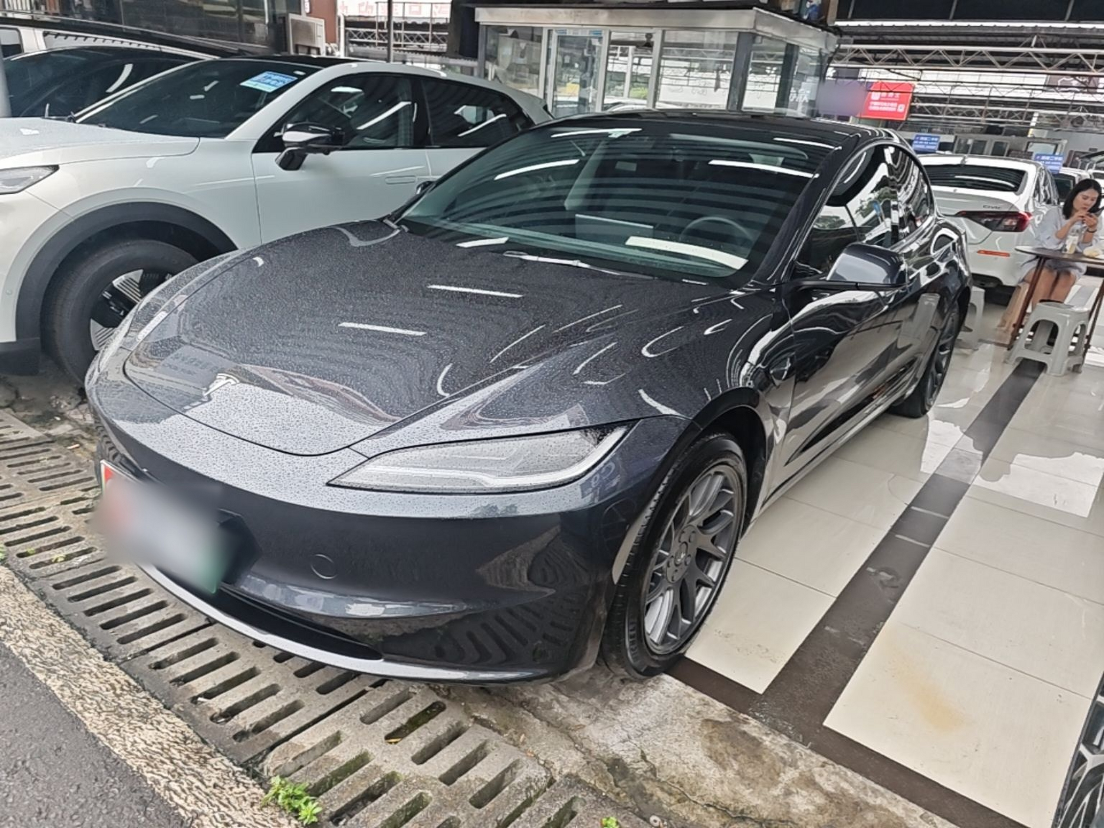 Sob a frente do carro
