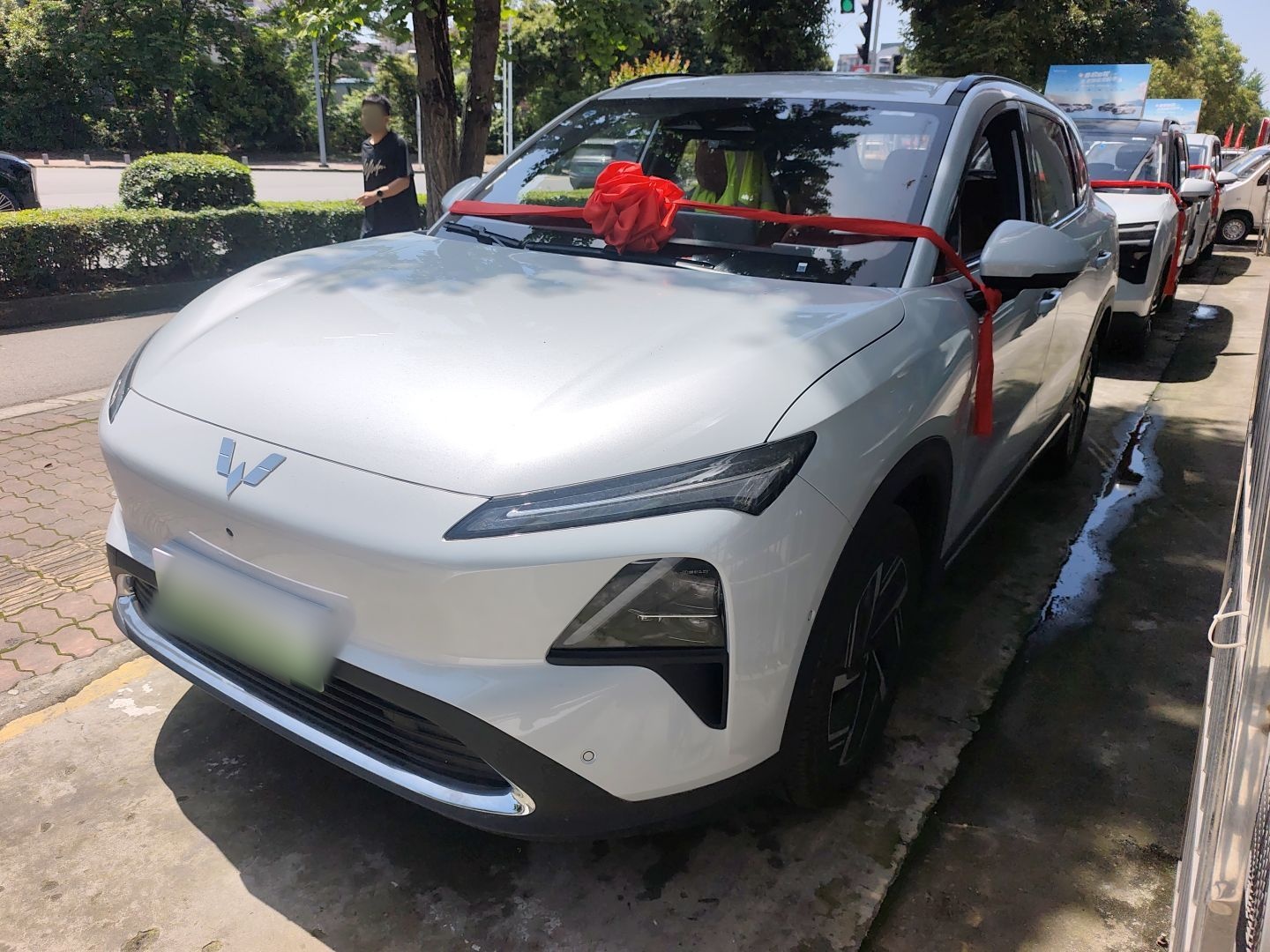 Под передней частью автомобиля