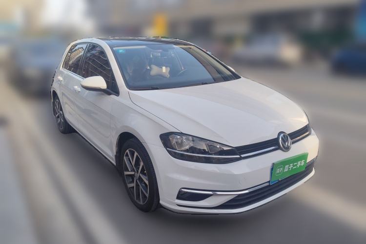 Used Volkswagen Golf 2018 230TSI Automatic Luxury Version Front Right 45 Deg