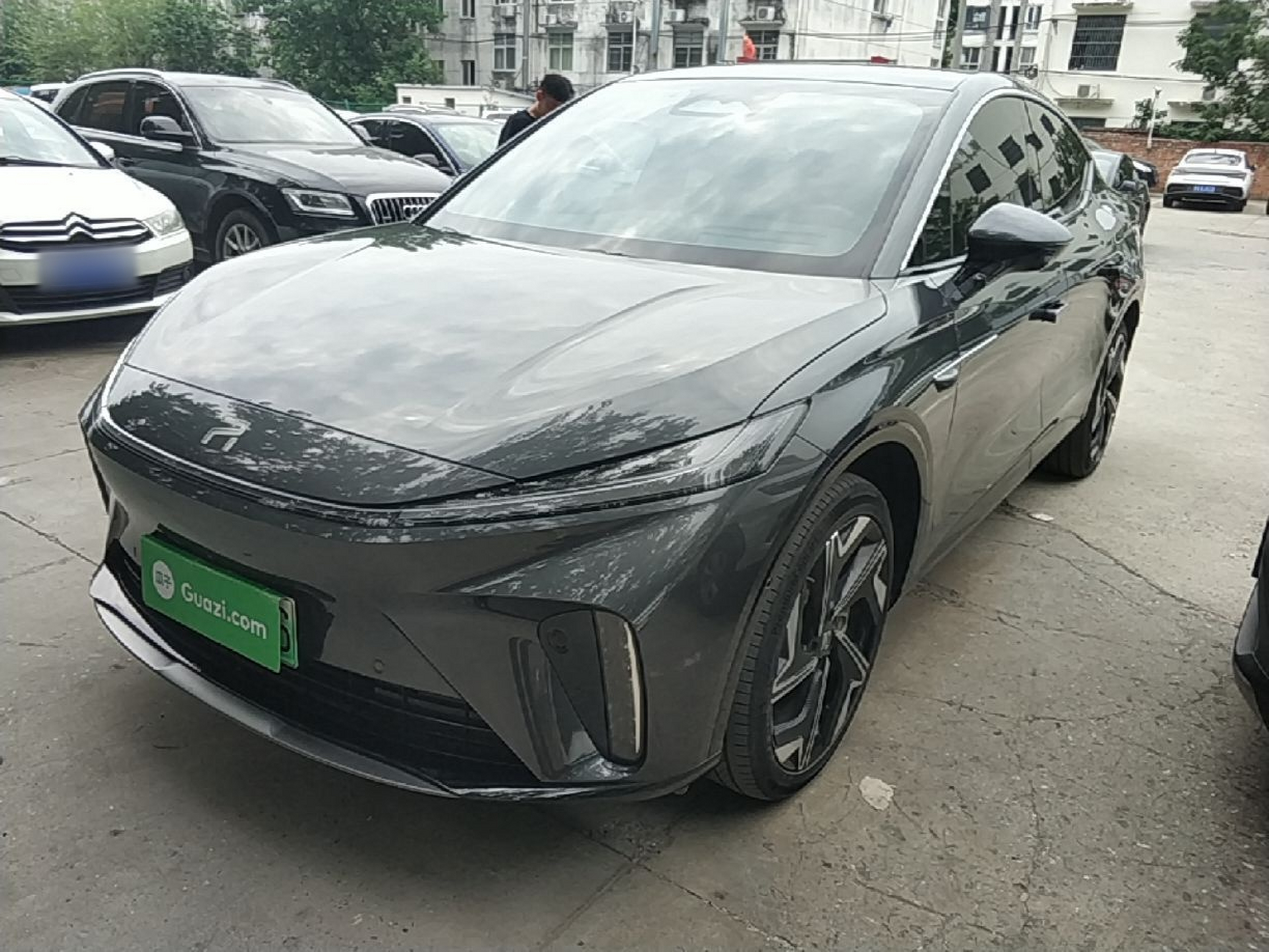 Под передней частью автомобиля