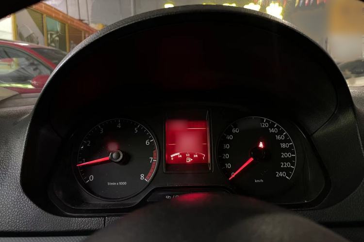 Used Volkswagen Jetta 2015 1.6L Manual Fashion Edition Interior 5