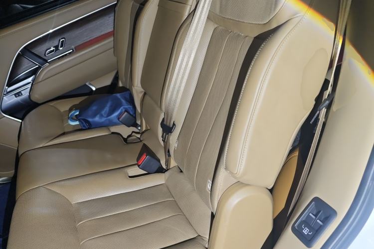 Used Land Rover Range 2023 3.0 L6 400 PS Prestige Seven-Seater Extended Version Left Rear Seat