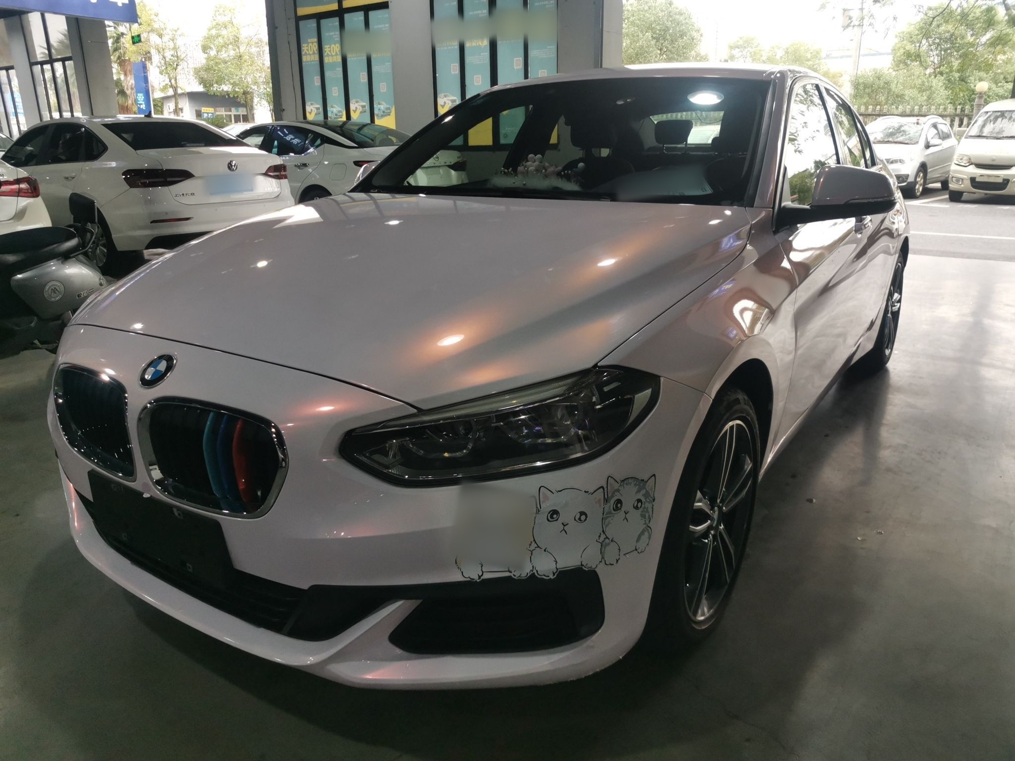 تحت مقدمة السيارة