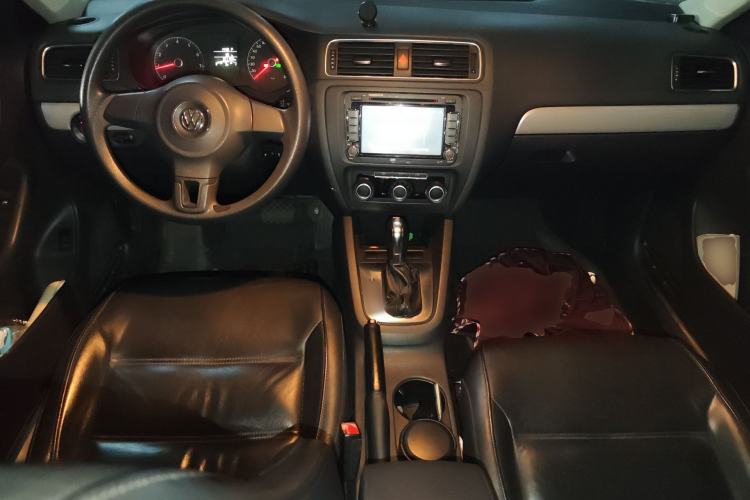 Used Volkswagen Sagitar 2012 1.6L Automatic Comfort Edition Center Console