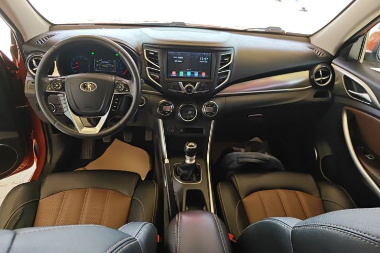 Used BYD Song 2016 GaiShi Edition 1.5TI Manual Elite Model Center Console