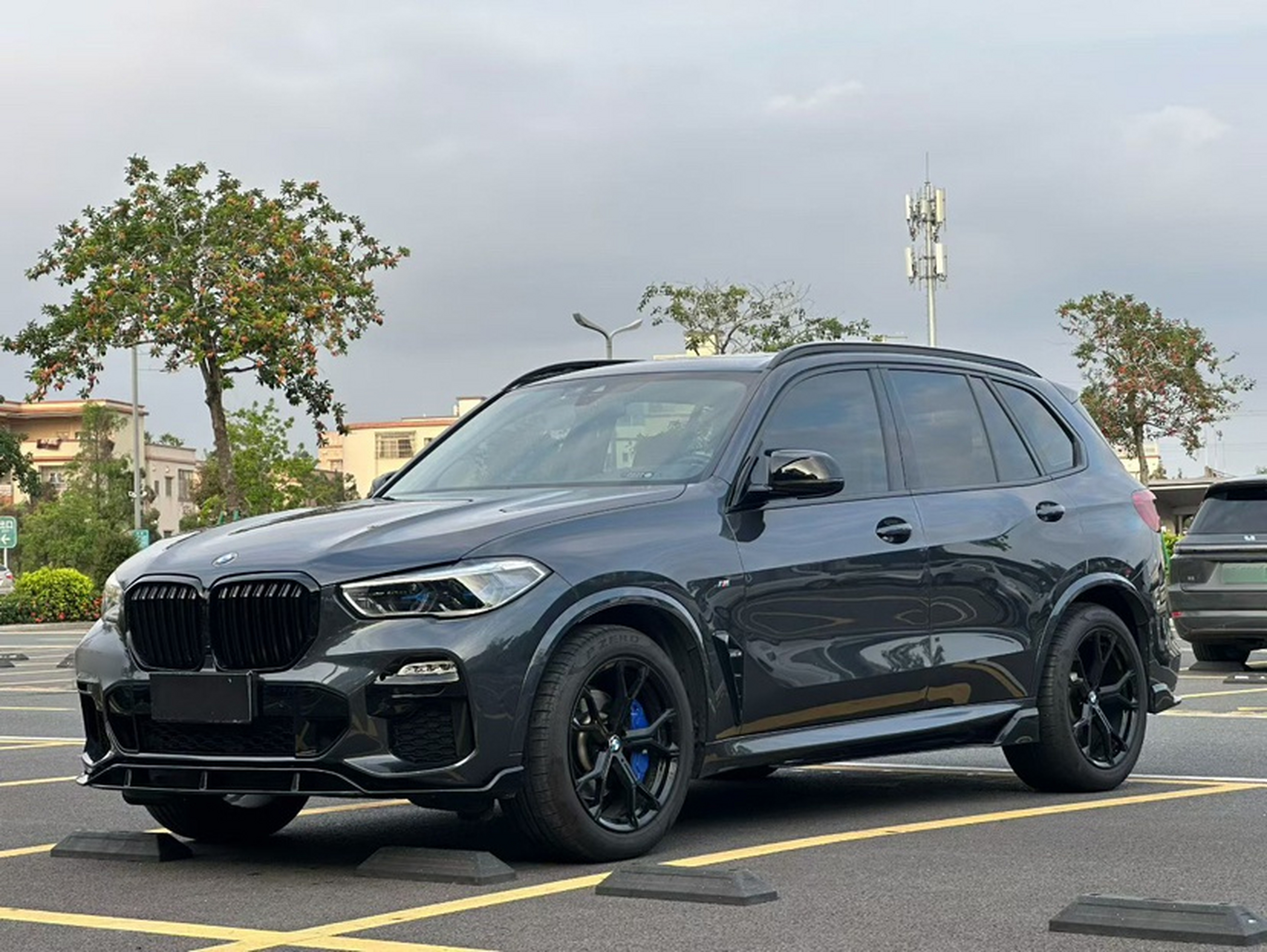 Под передней частью автомобиля