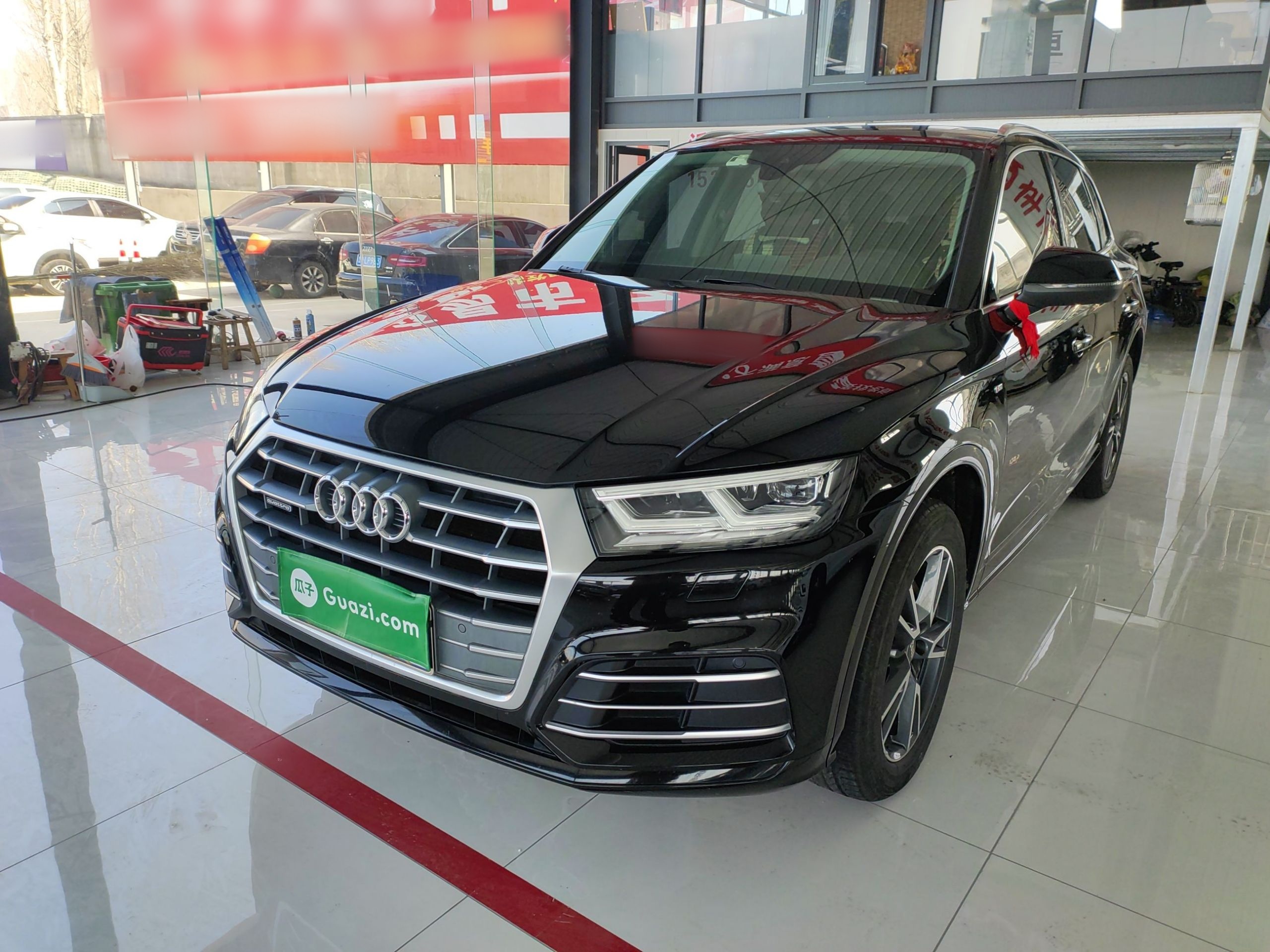 تحت مقدمة السيارة