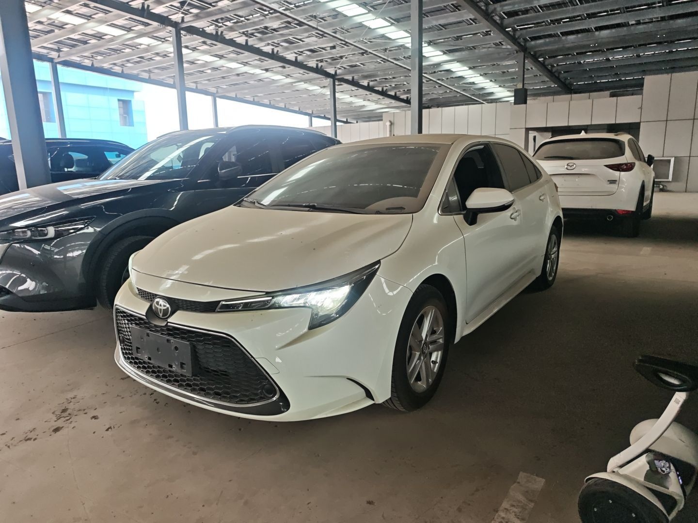 تحت مقدمة السيارة