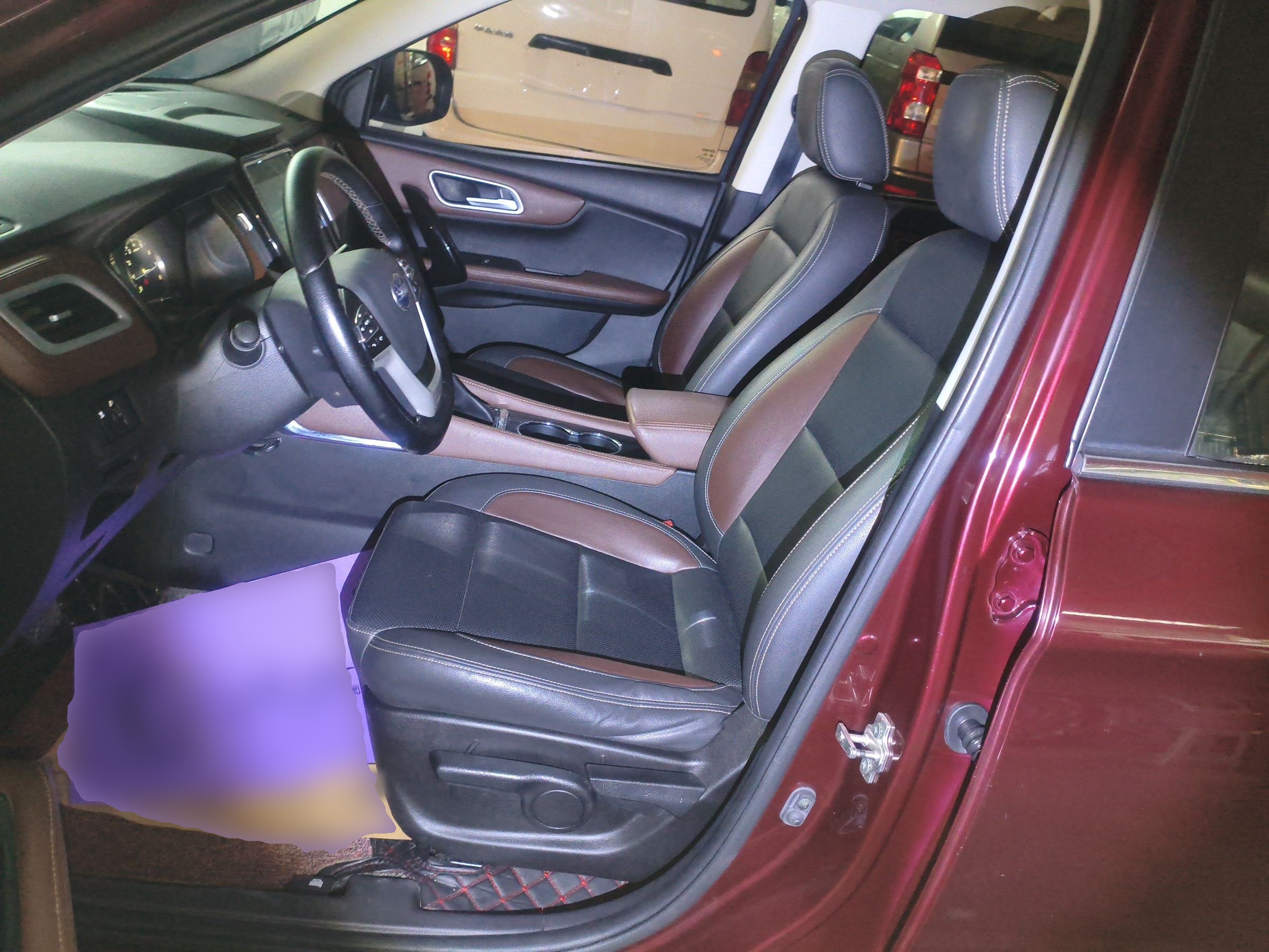 المقاعد الأمامية داخل السيارة