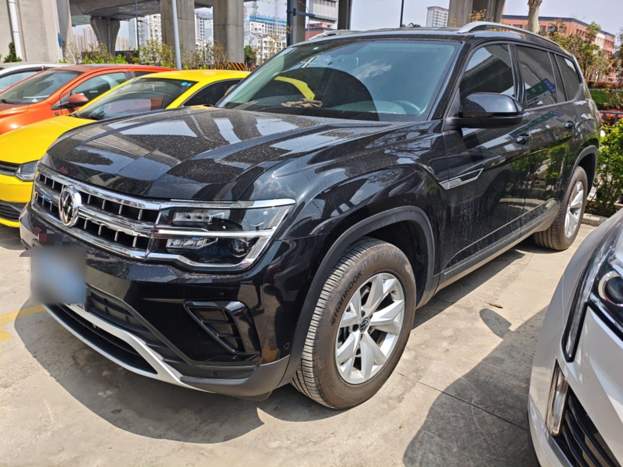 Под передней частью автомобиля