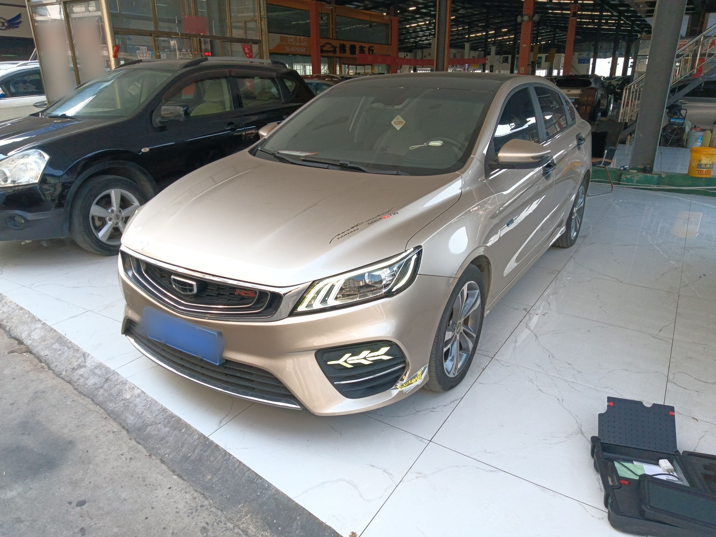 Под передней частью автомобиля