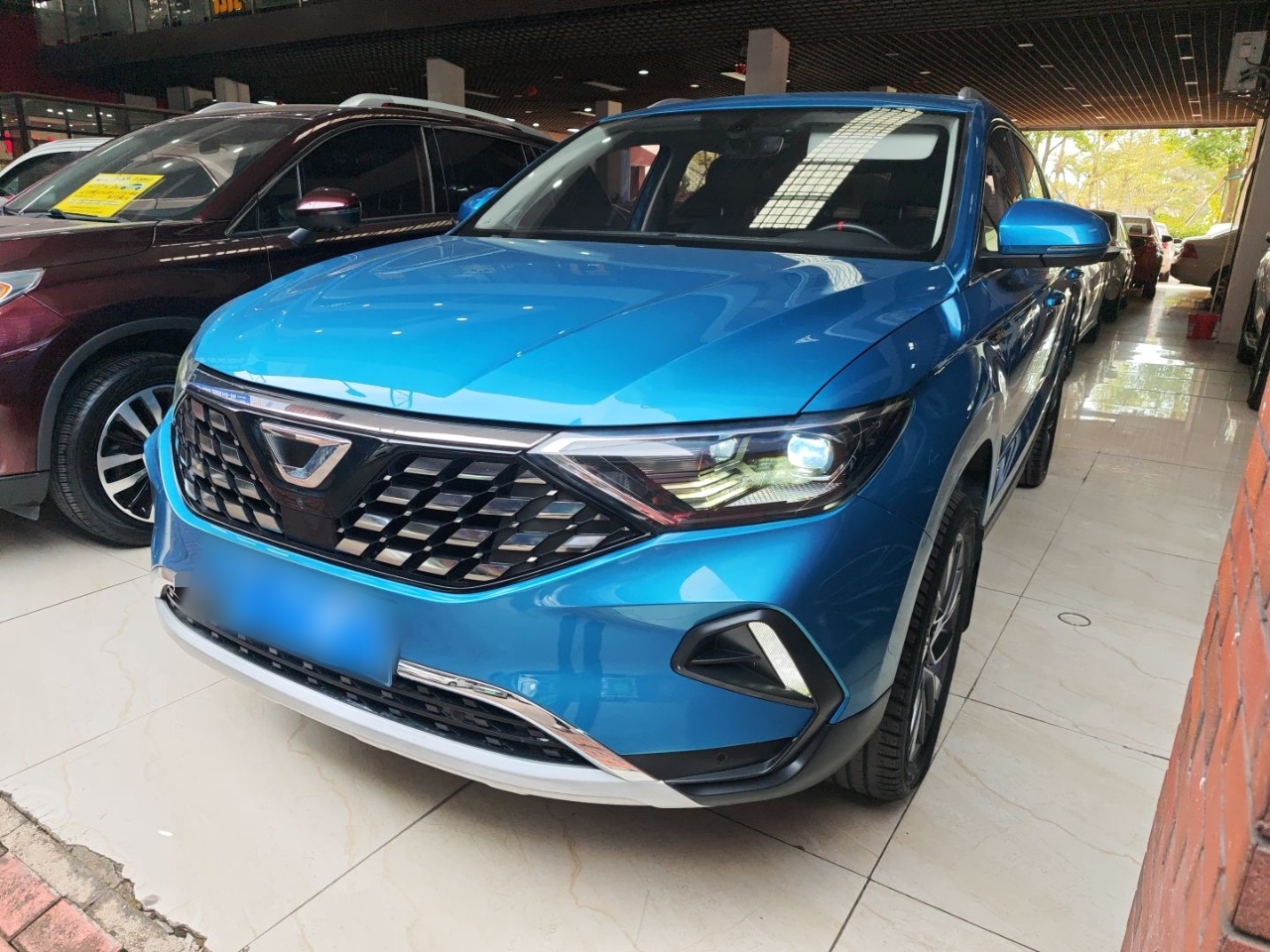 Под передней частью автомобиля