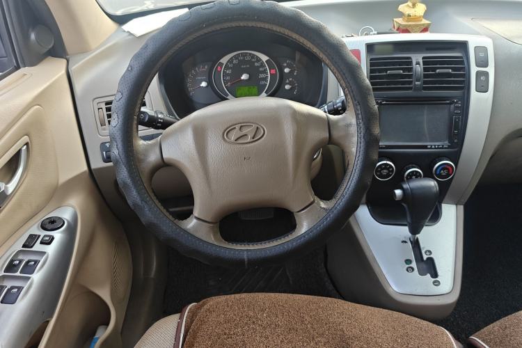 Used Hyundai Tucson 2009 2.0L Automatic Two-Wheel Drive with Sunroof Steering Wheel
