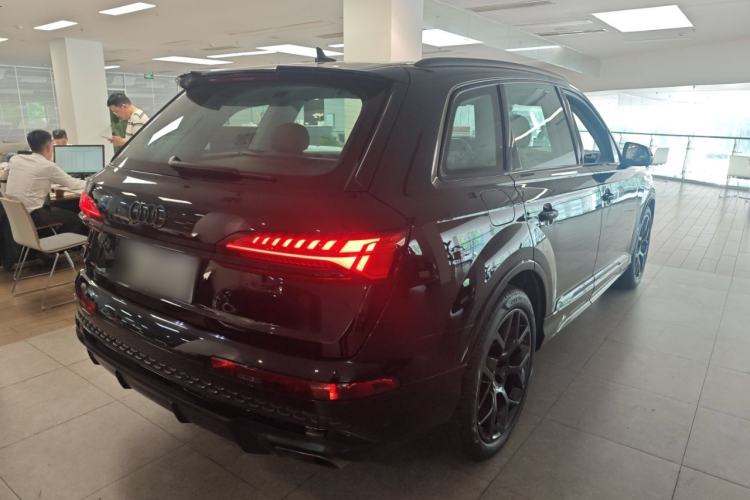 Used Audi Q7 2024 45 TFSI quattro S line Black Warrior Edition
