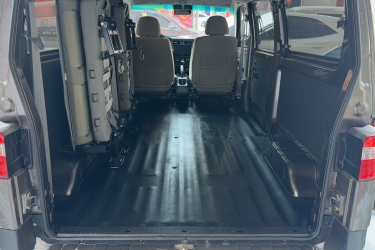 Used Jinbei Hiace X30 2023 1.5L Super-Comfortable Passenger Van 5/6/7-Seater Non-Air-Conditioned Version Model SWC15M