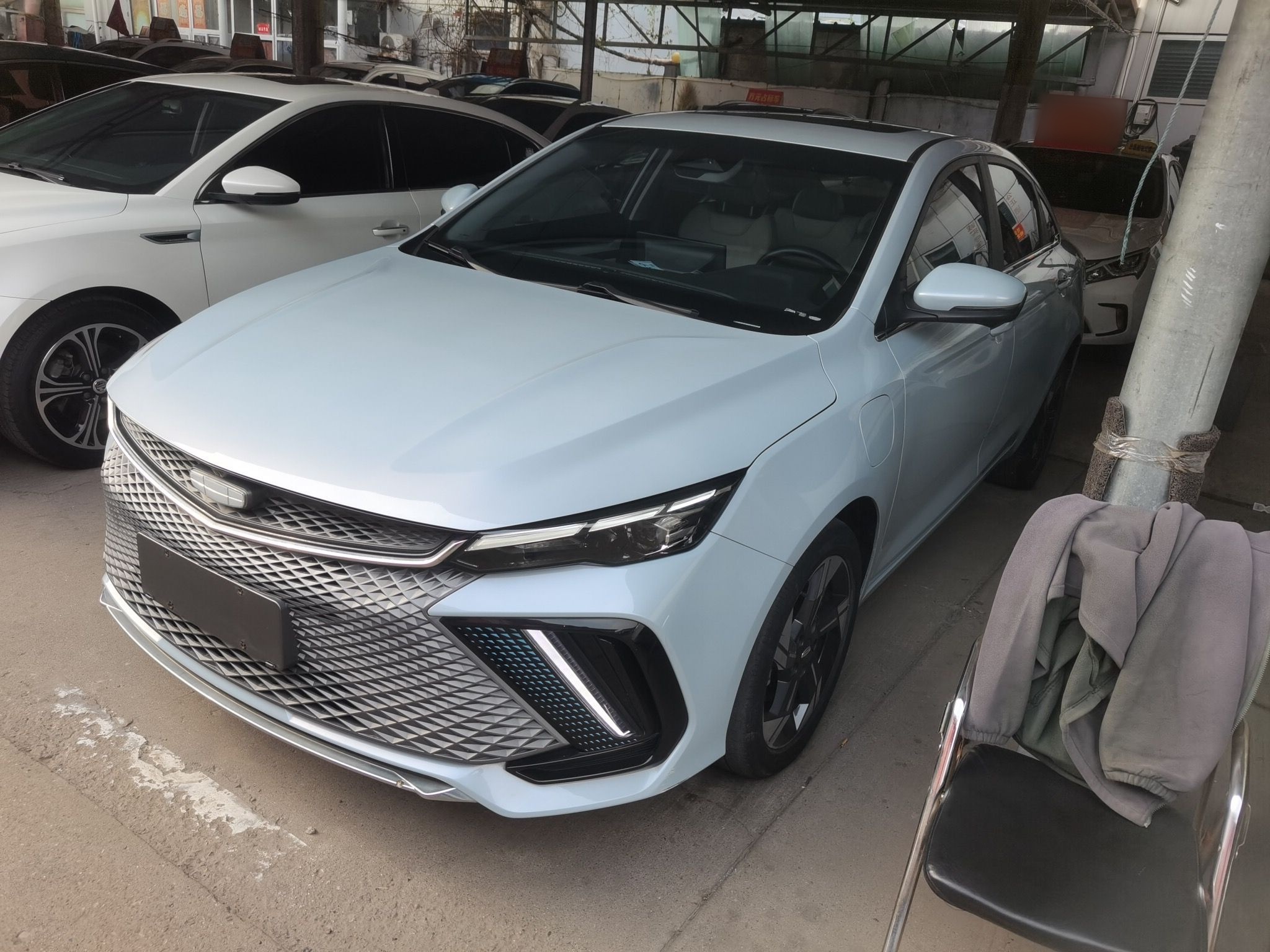 تحت مقدمة السيارة