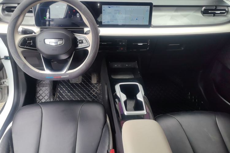 Used Geometry E Firefly 2024 401 km Fluorescent Center Console