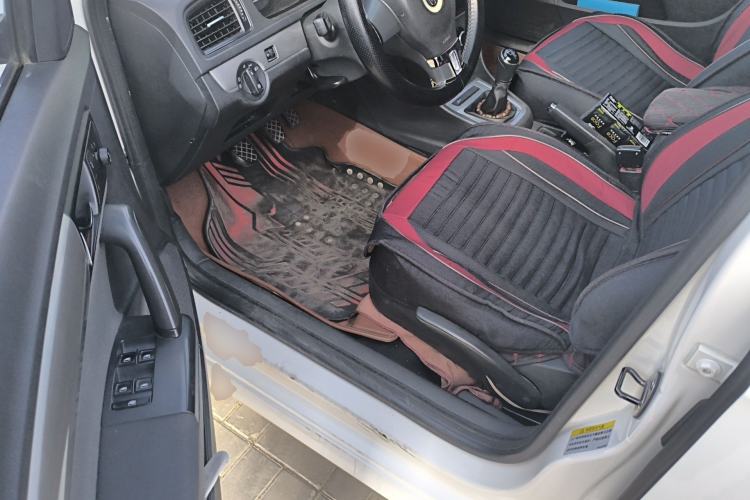 Used Volkswagen Gran Lavida 2013 1.6L Manual Fashion Model