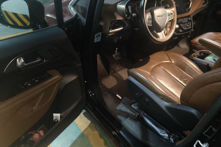 Used Chrysler Grand Voyager 2017 3.6L Premium Edition