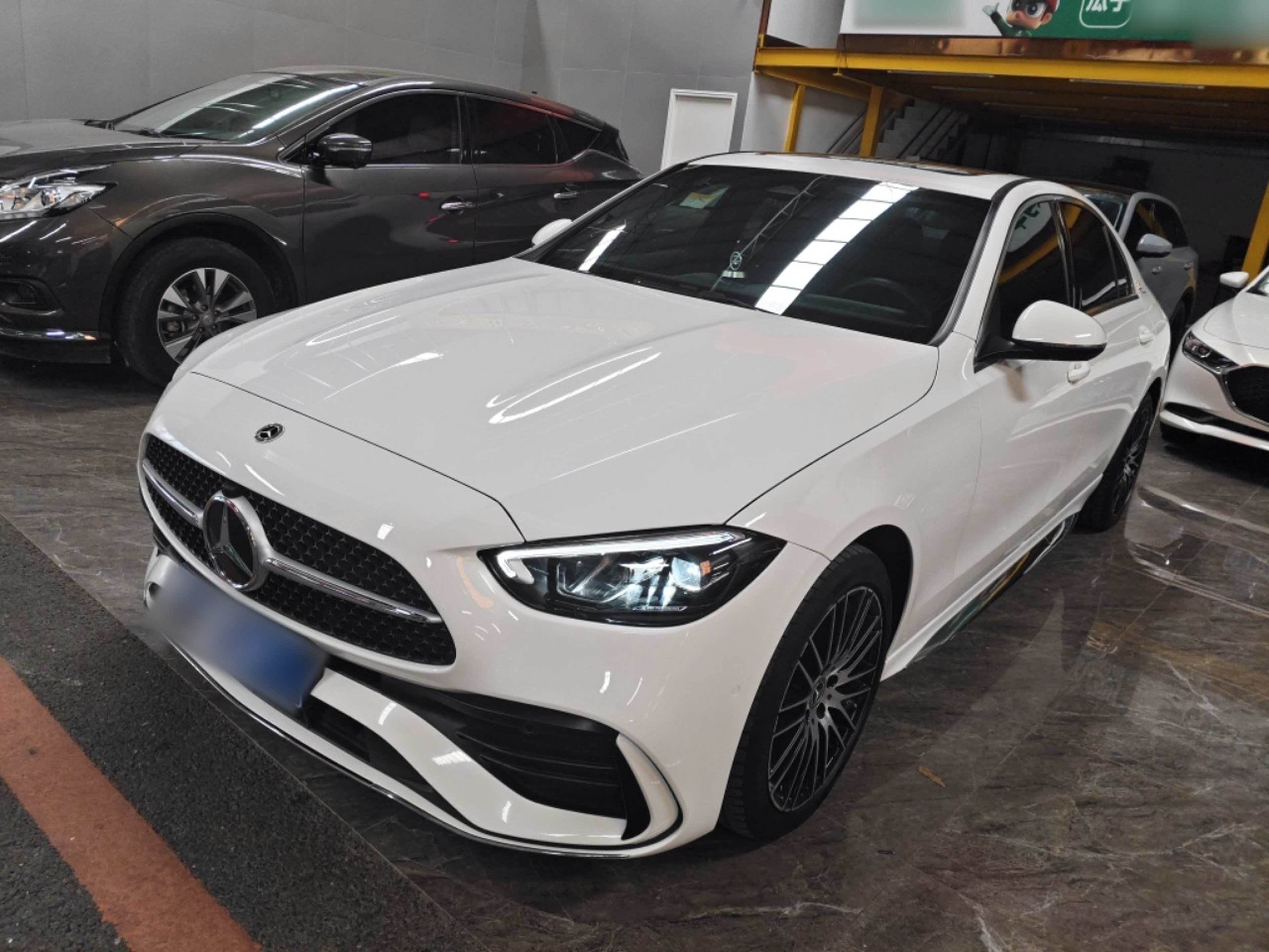 تحت مقدمة السيارة