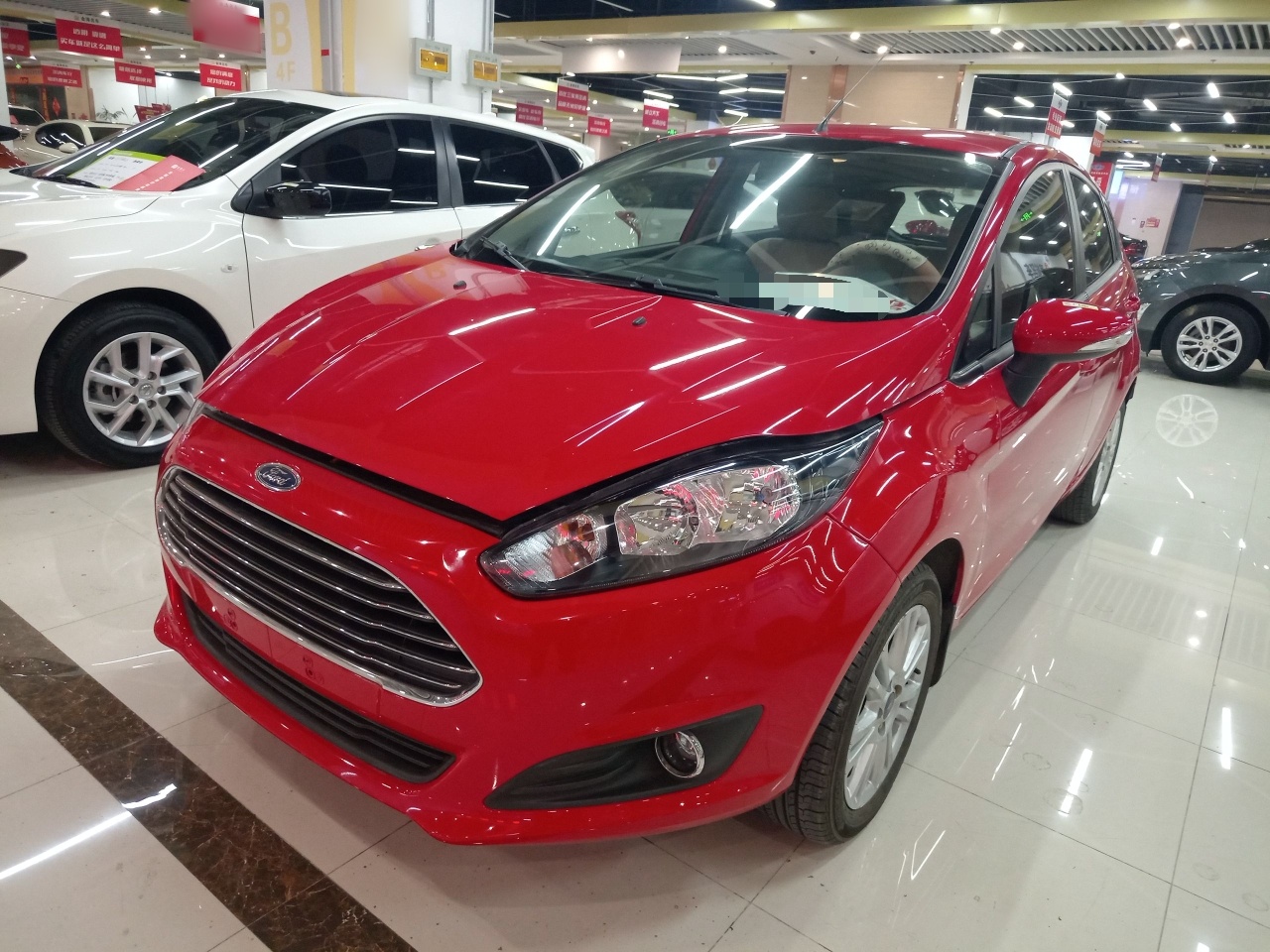 تحت مقدمة السيارة