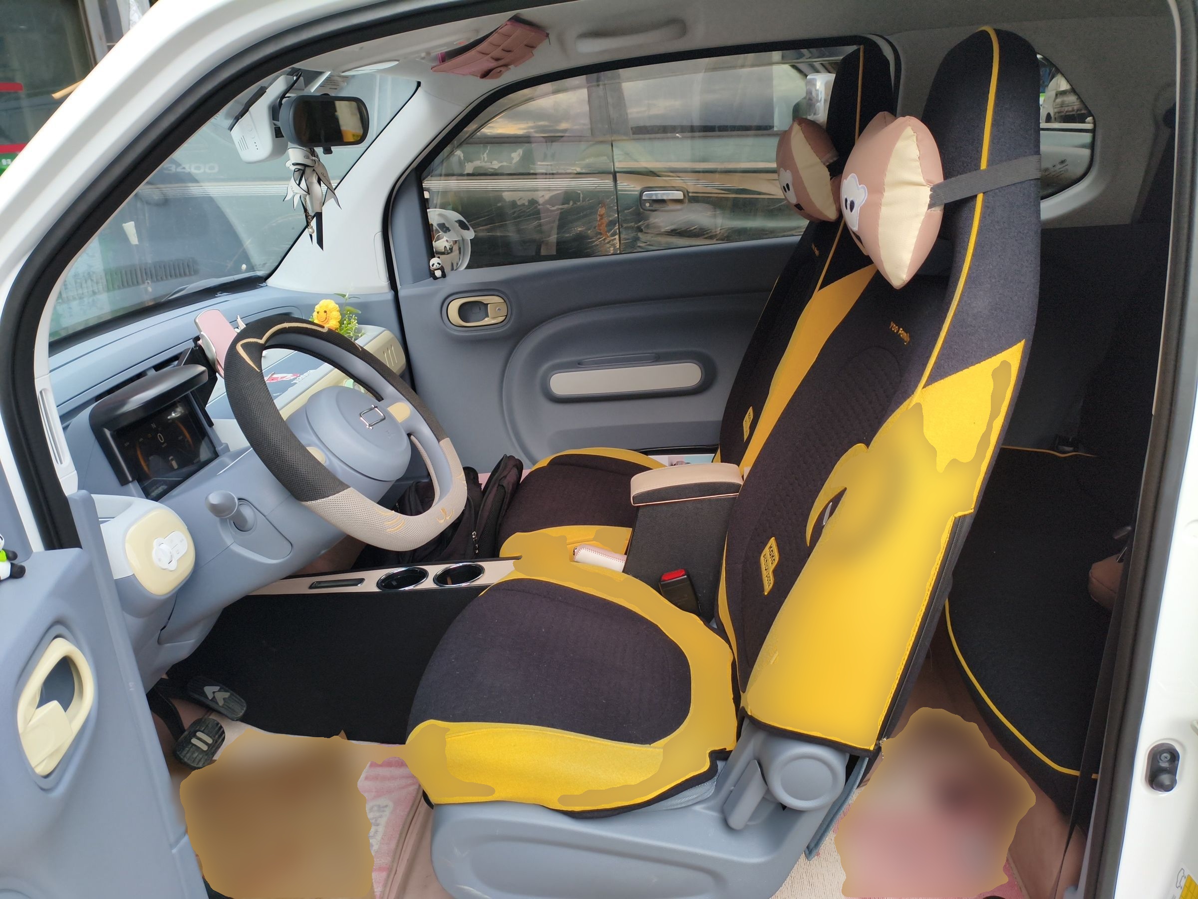 المقاعد الأمامية داخل السيارة