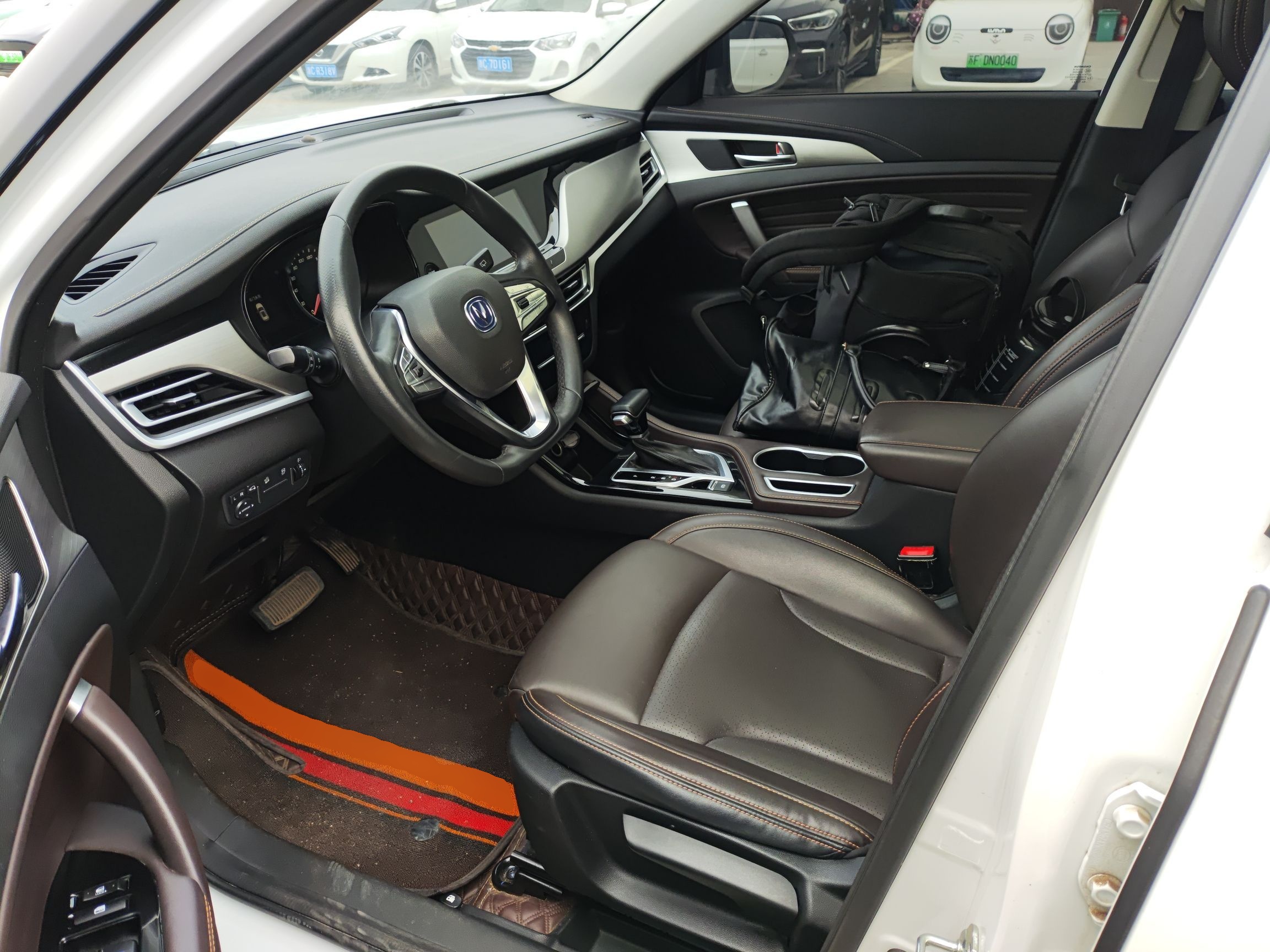 المقاعد الأمامية داخل السيارة