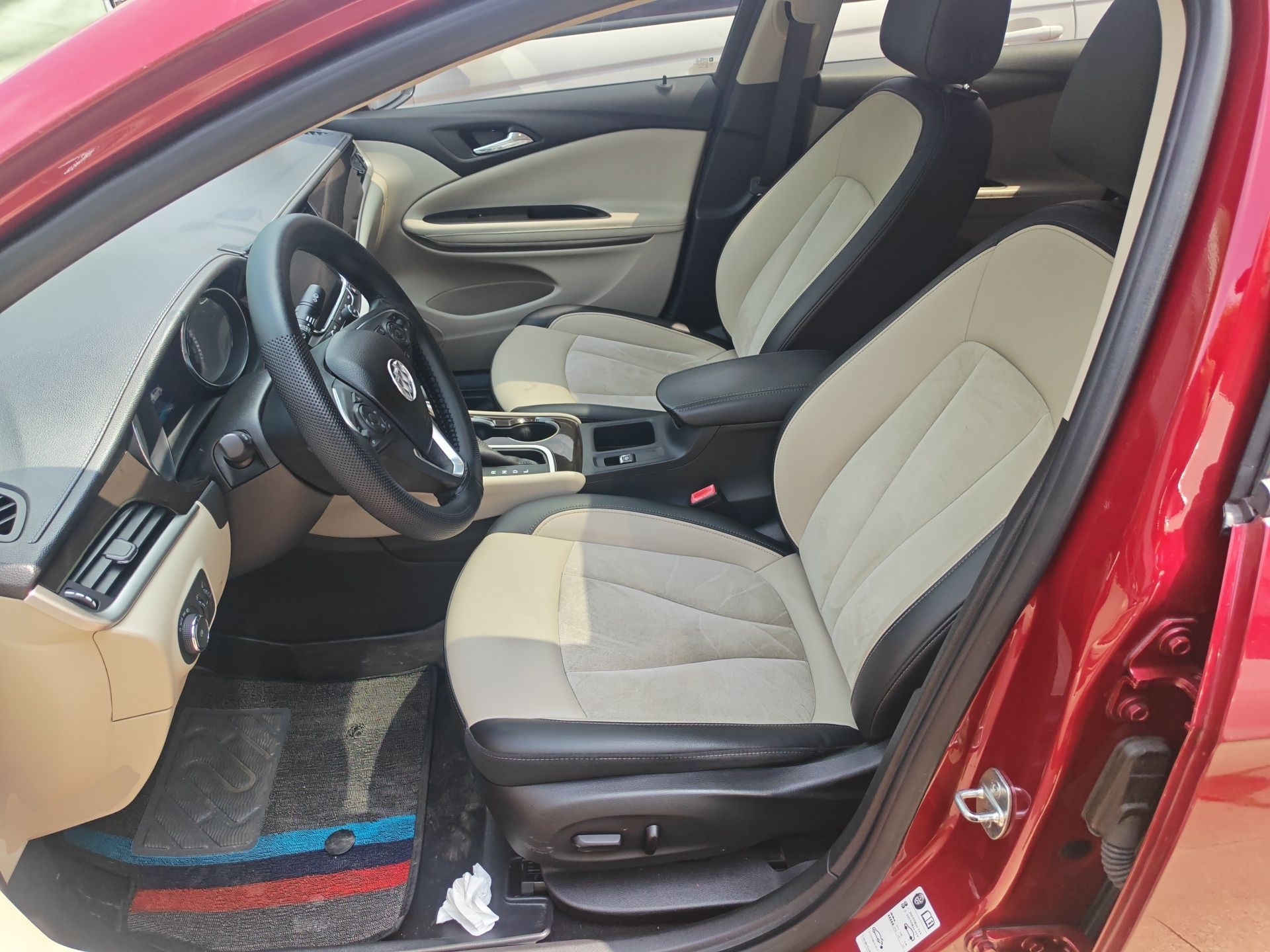 Переднее сиденье в автомобиле