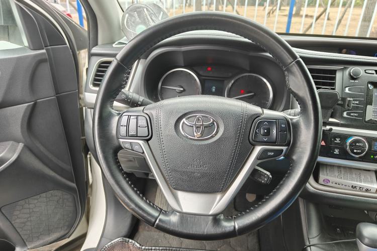 Used Toyota Highlander 2017 2.0T Two-Wheel Drive Luxury Edition 7 Seats Steering Wheel