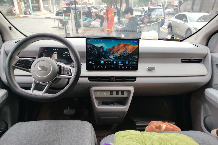 Used Ruichi R5 2025 Model Passenger Vehicle Smart Driving Ultra-Charging Edition, Beyond Type I Center Console