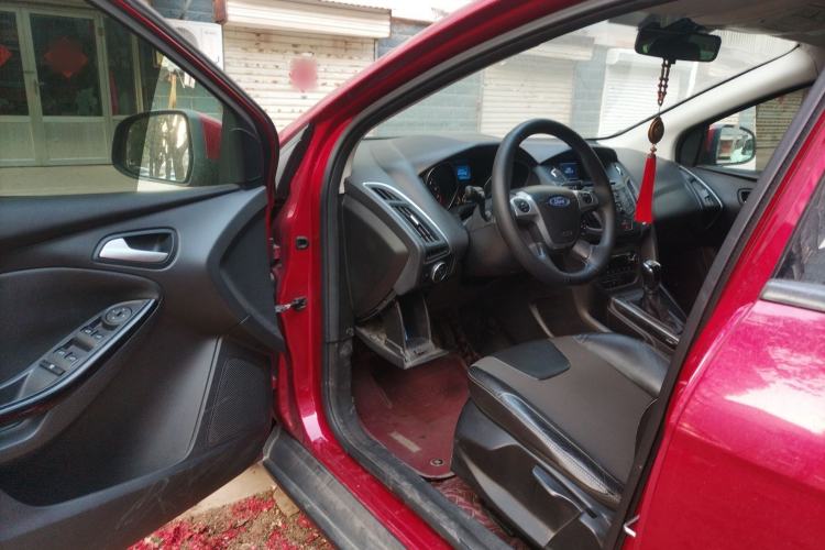 Used Ford Focus 2012 Hatchback 1.6L Manual Fashion Edition
