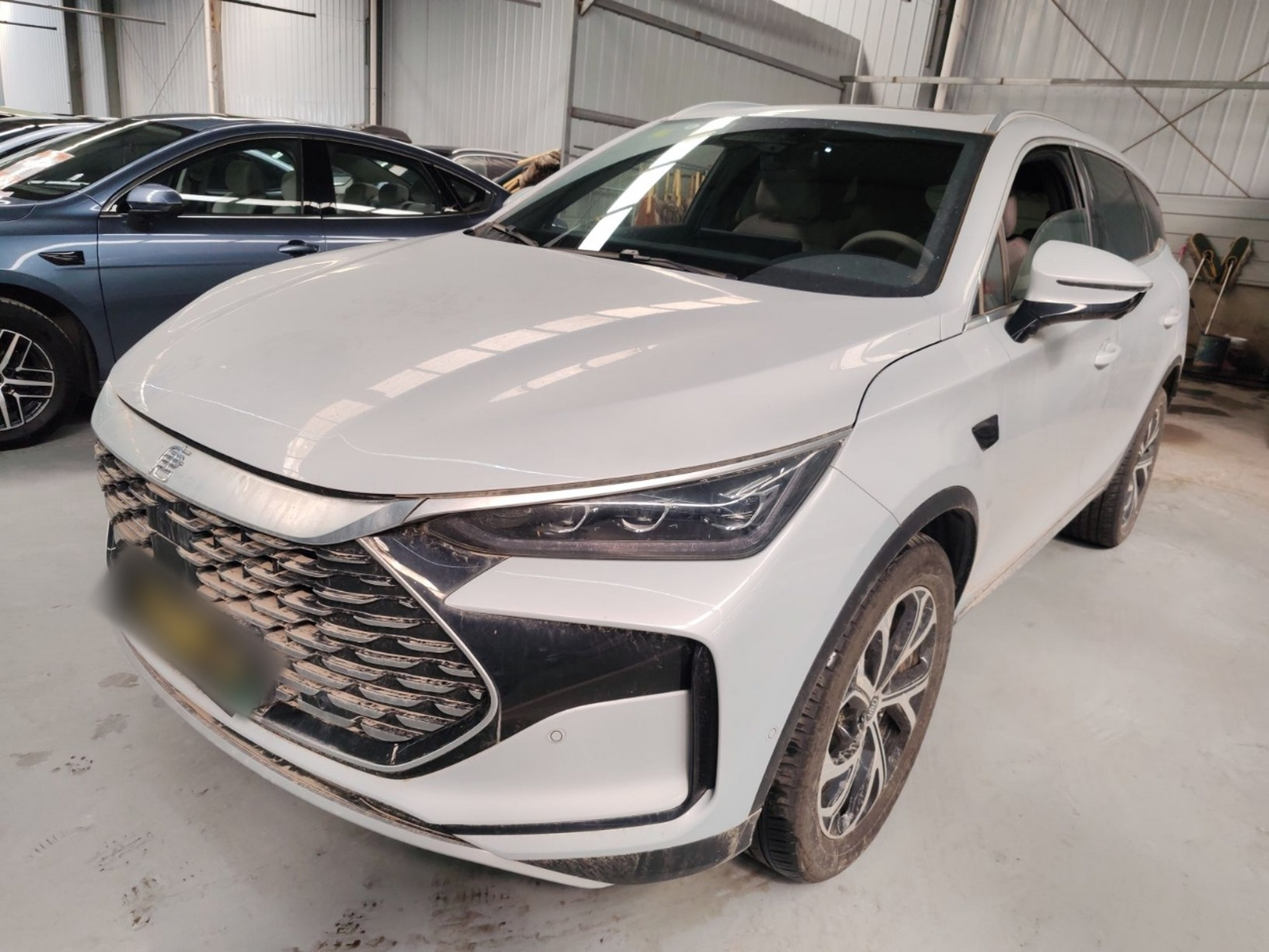 Под передней частью автомобиля