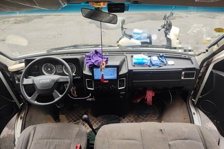 Used Iveco Daily 2020 2.5T A35 Passenger Van with Dual Tires Mid-Roof Design 5-9 Seater China V Emission Standard Center Console