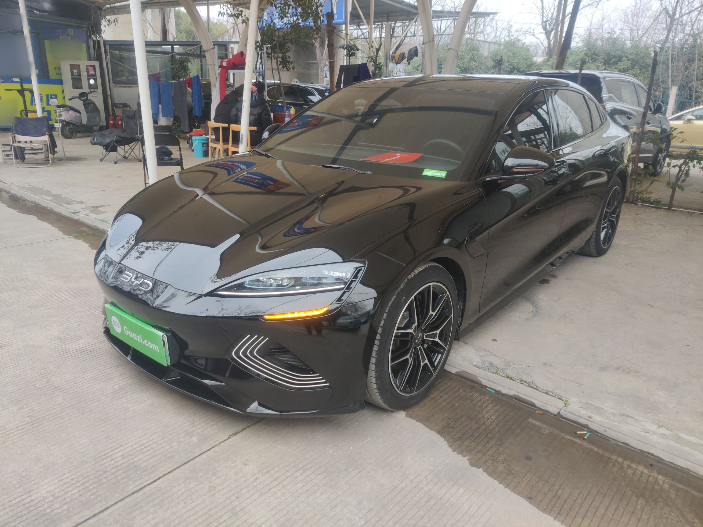 تحت مقدمة السيارة