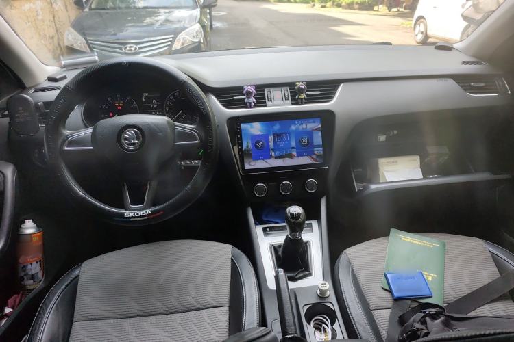 Used Skoda Octavia 2017 1.6L Manual Front-Wheel-Drive Version Center Console