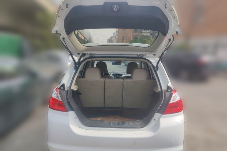 Used Venucia R50 2015 1.6L Manual Fashion Edition
