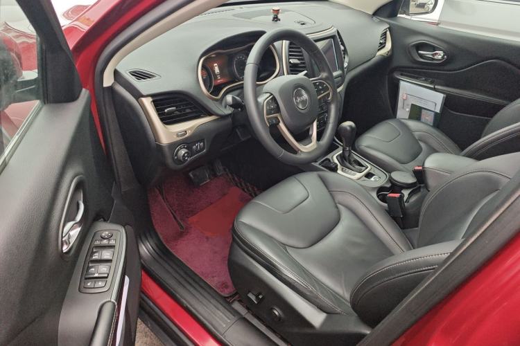 Used Jeep Cherokee 2016 2.4L Leading Smart Version
