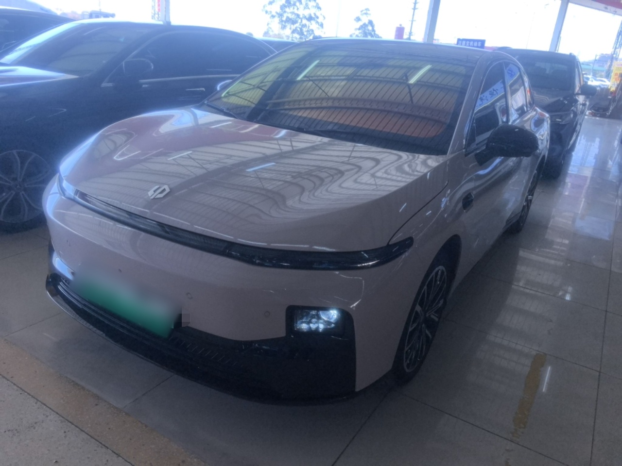 Под передней частью автомобиля