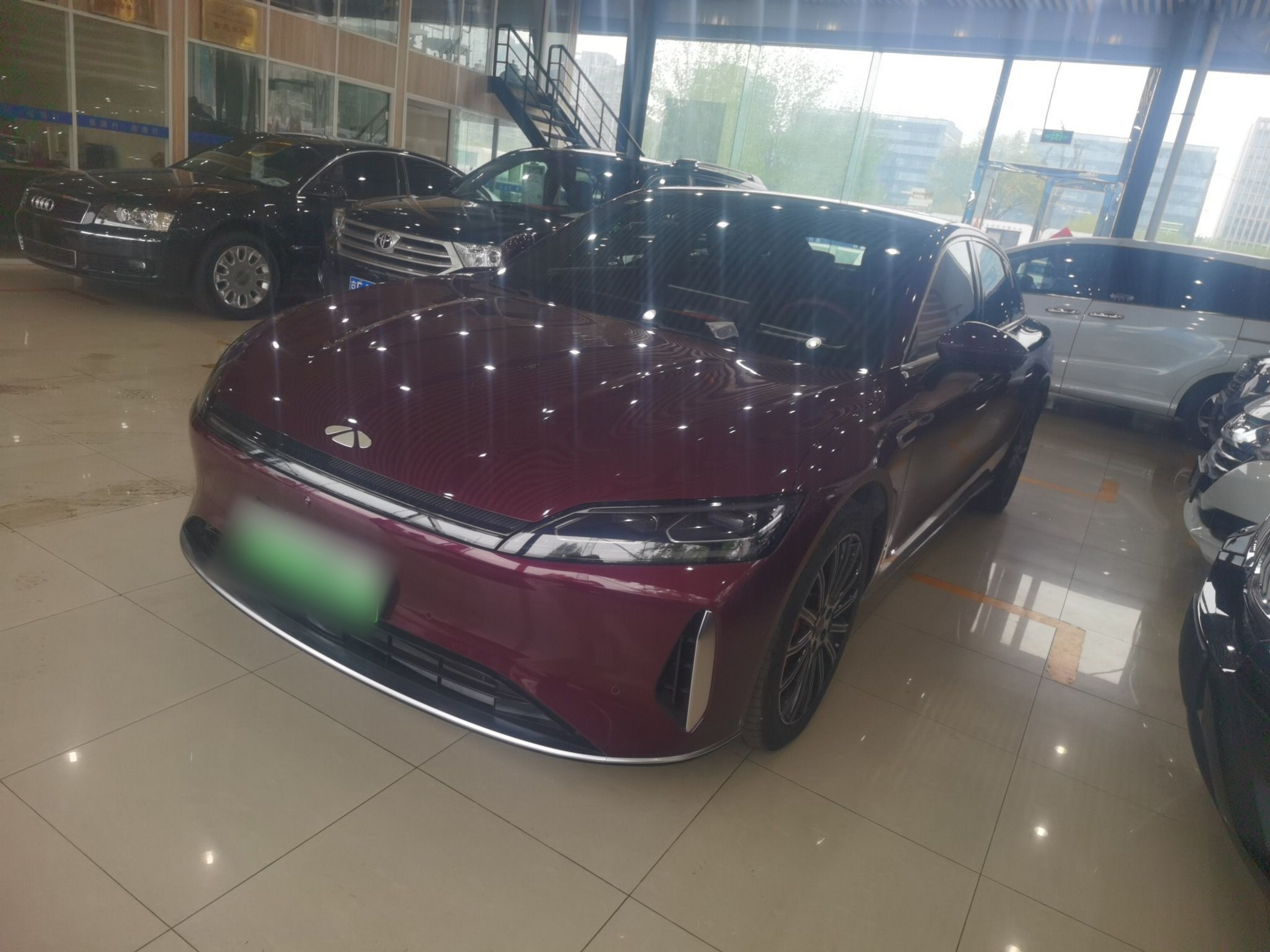 تحت مقدمة السيارة