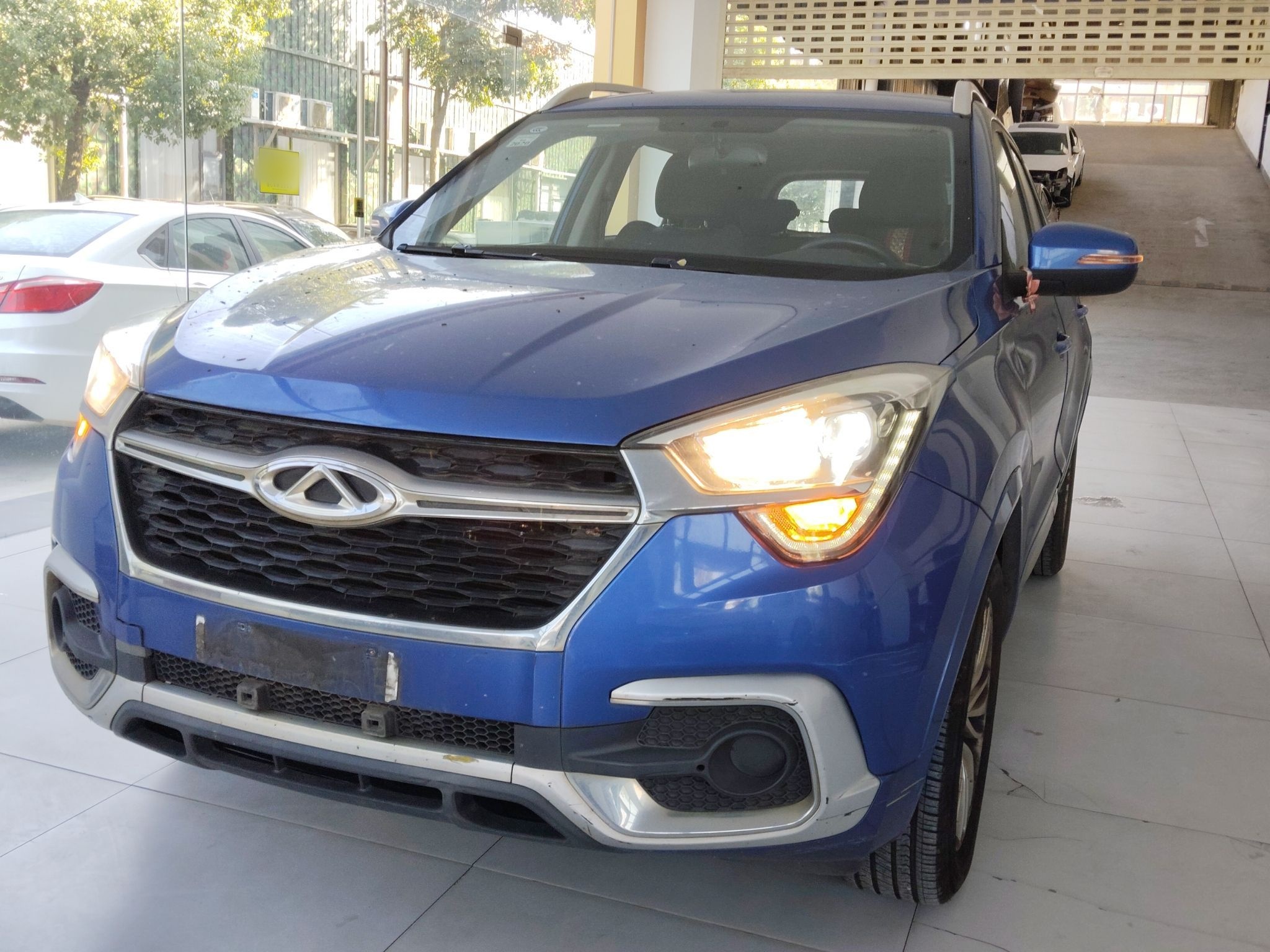 تحت مقدمة السيارة