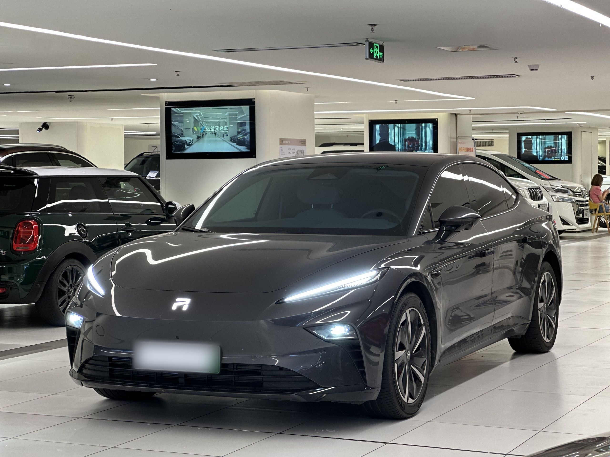 Под передней частью автомобиля