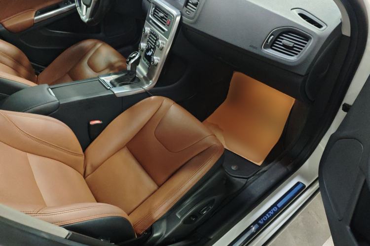 Used Volvo S60 2015 S60L 2.0T Zhiyuan Edition
