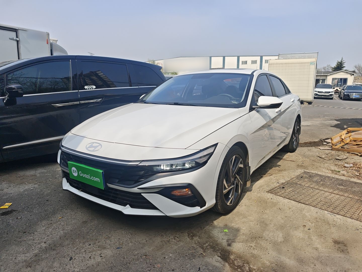 تحت مقدمة السيارة