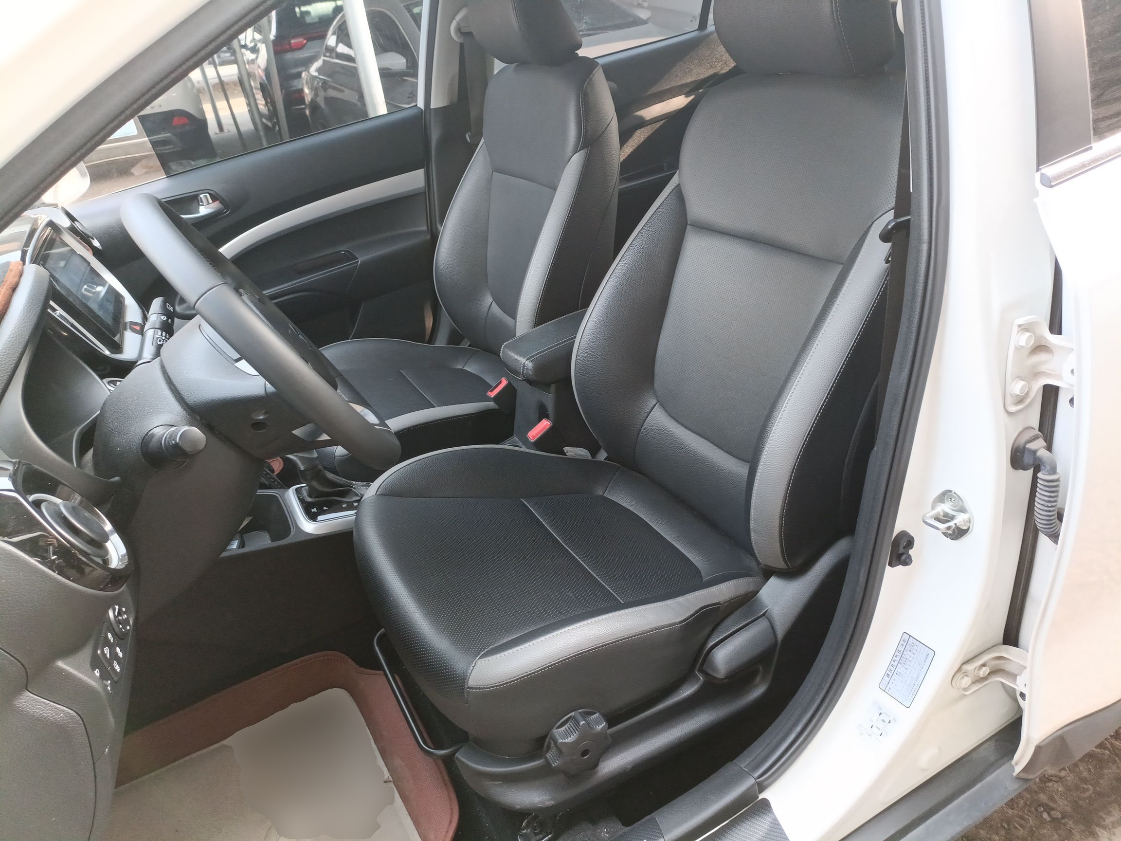 Переднее сиденье в автомобиле