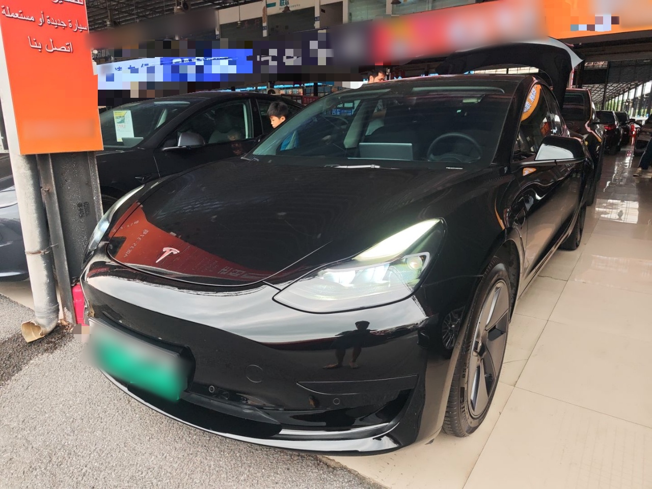 تحت مقدمة السيارة