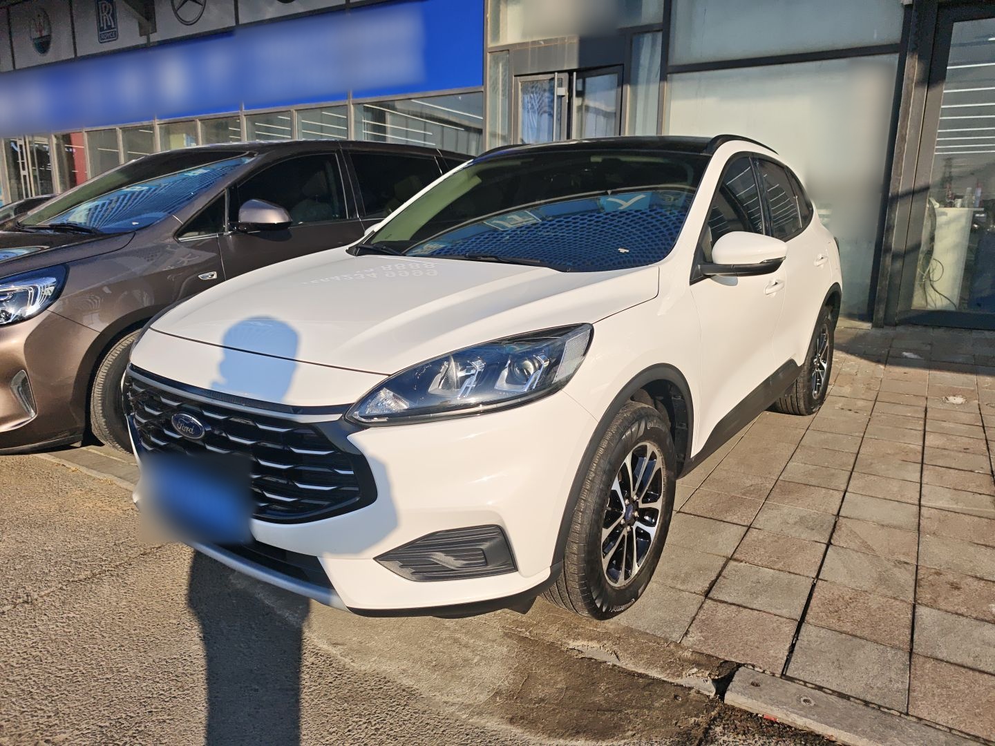 Под передней частью автомобиля