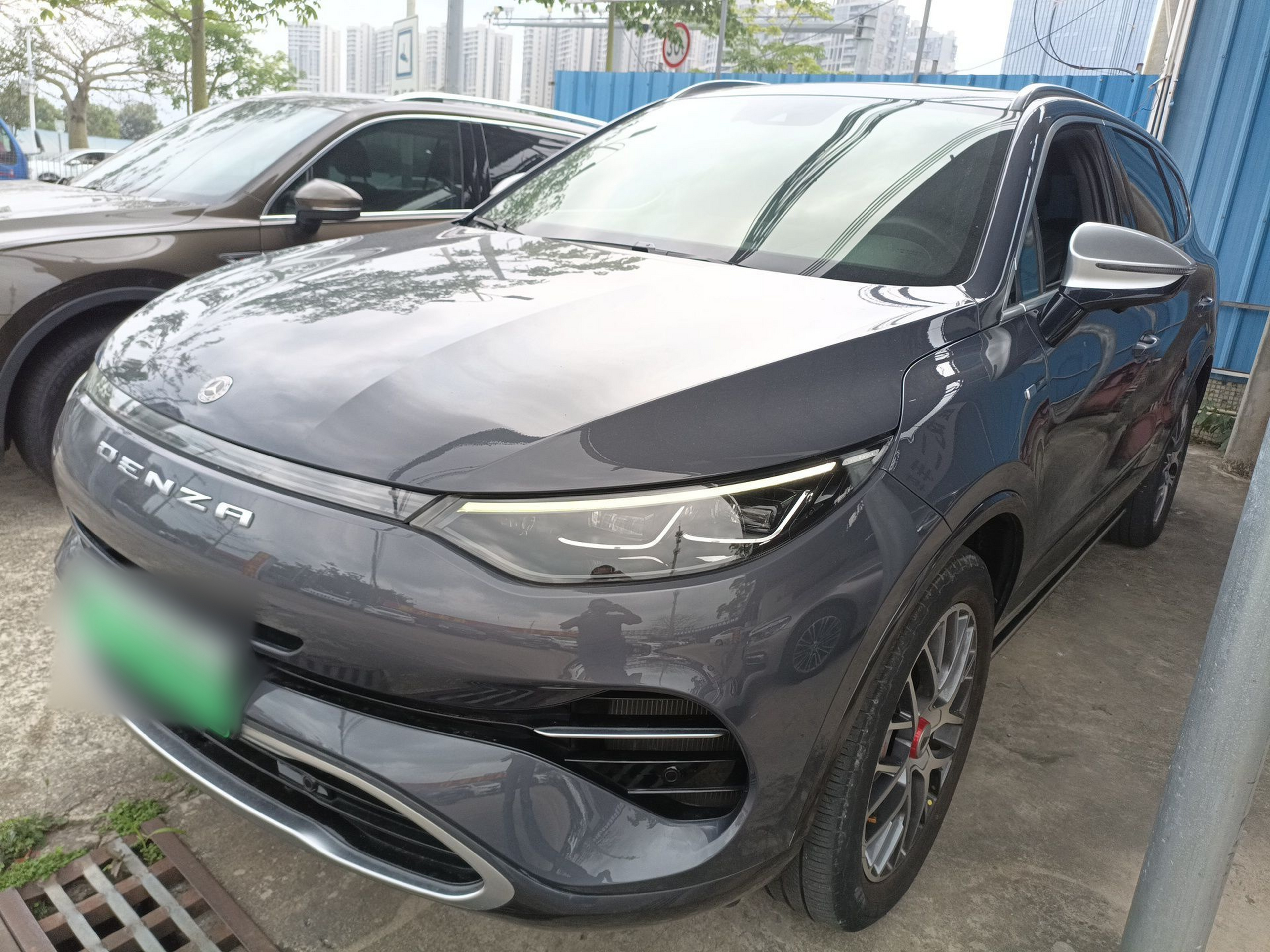 Под передней частью автомобиля