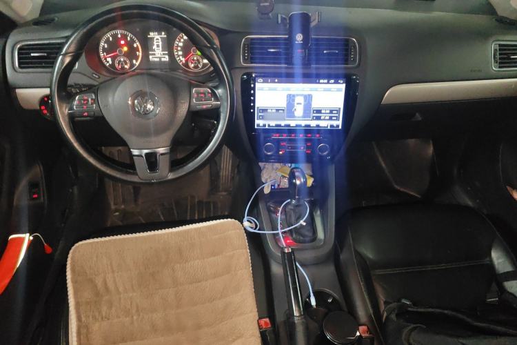 Used Volkswagen Sagitar 2012 1.4TSI Automatic Luxury Edition Center Console