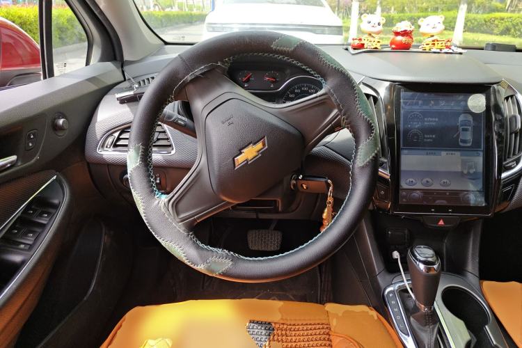 Used Chevrolet Cruze 2017 1.5L Automatic Pioneer Sunroof Edition Steering Wheel