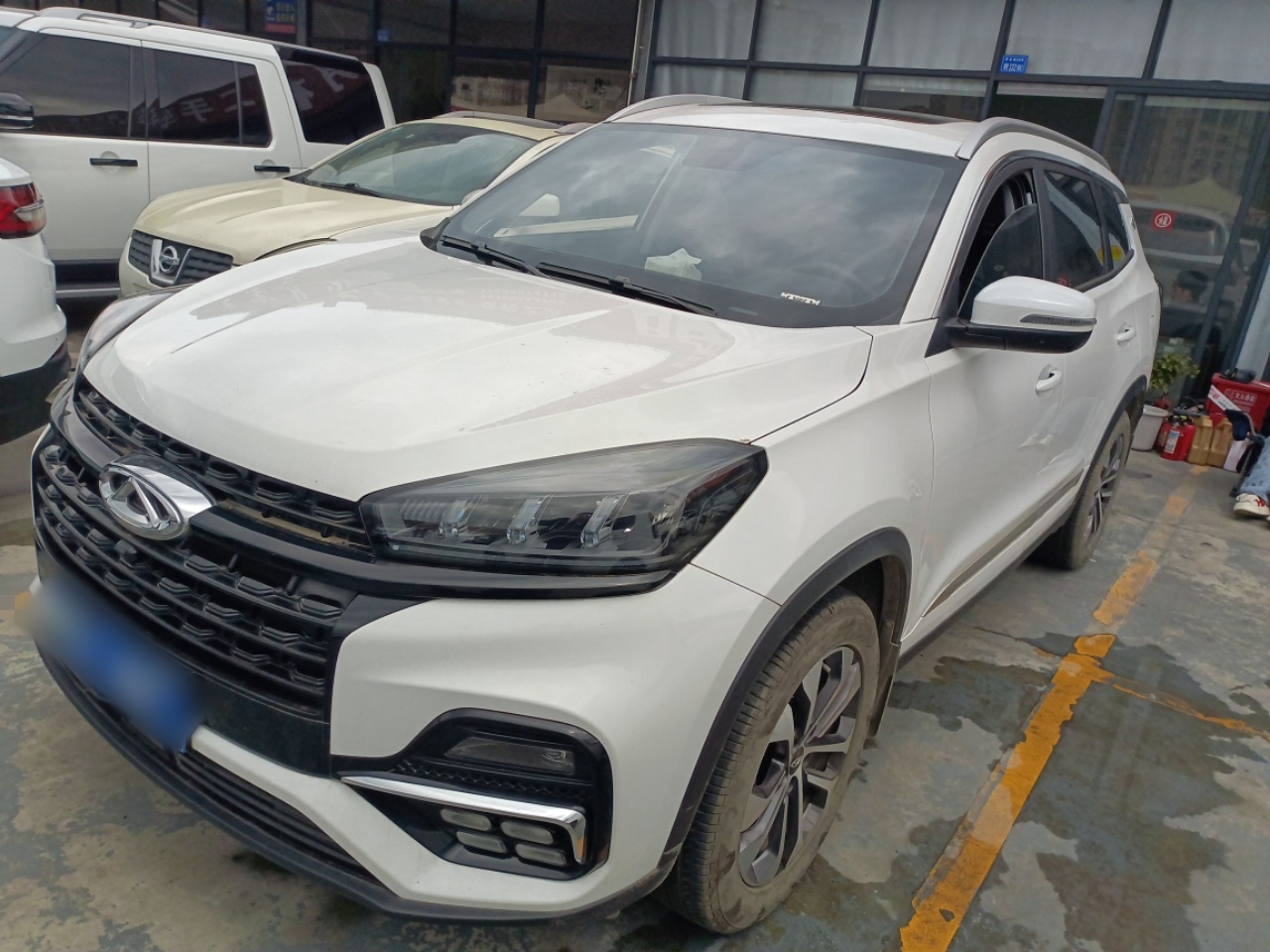 تحت مقدمة السيارة